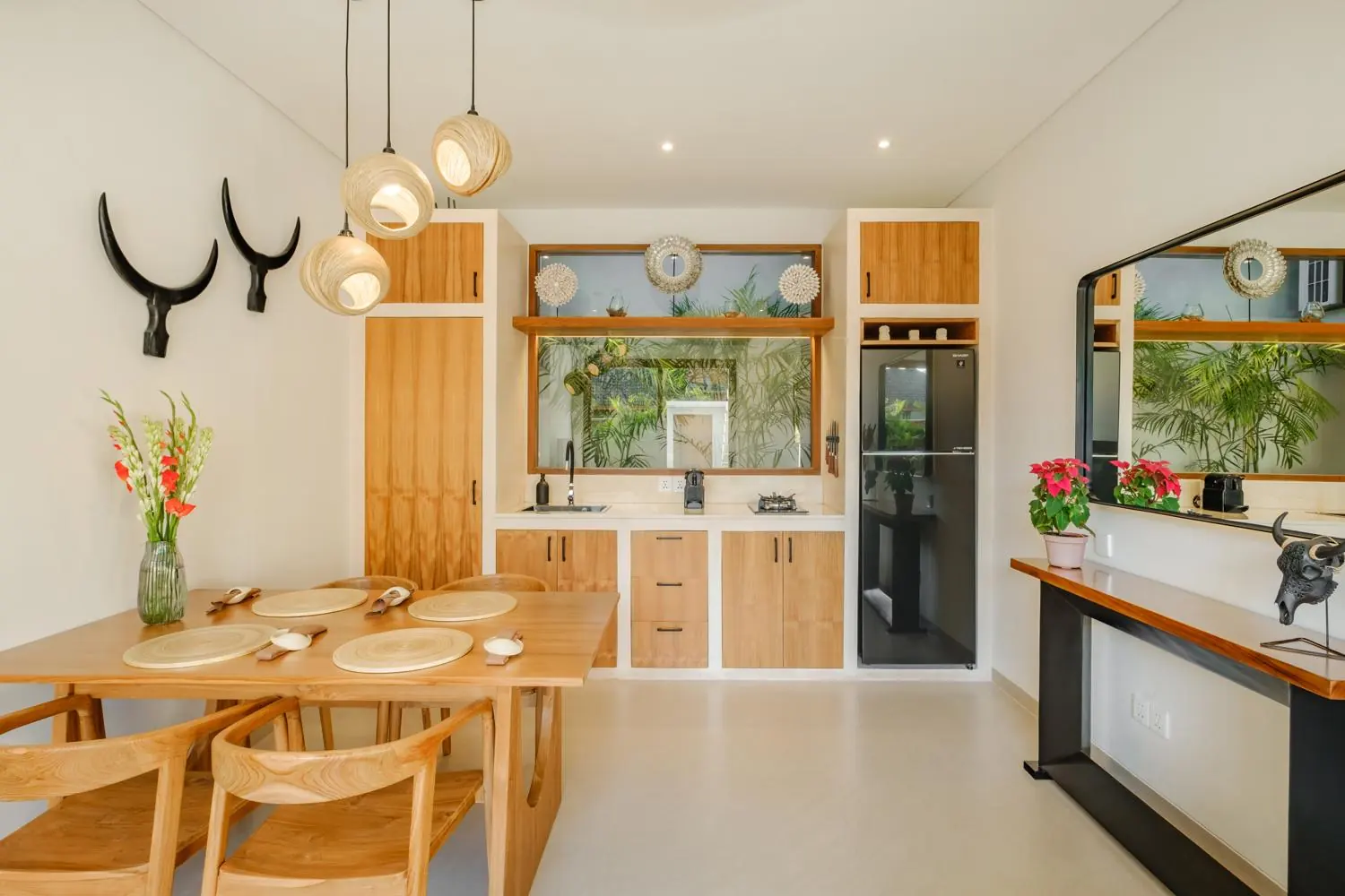Kitchen and dining table for four Villa Las Hermanas Tumbak Bayu Pererenan Bali