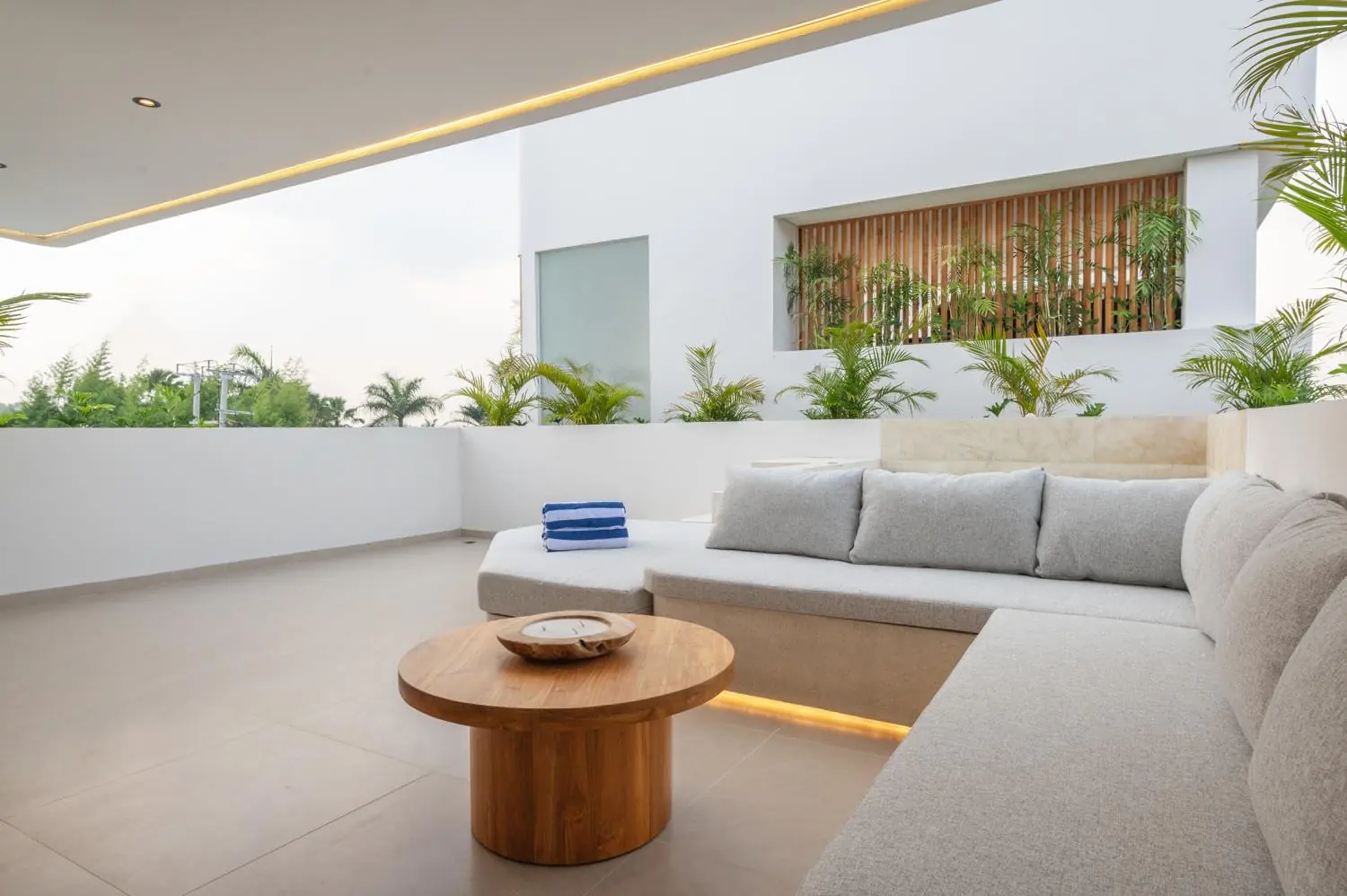 Rooftop lounge with built-in sofa Villa Julito Tumbak Bayu Pererenan Bali