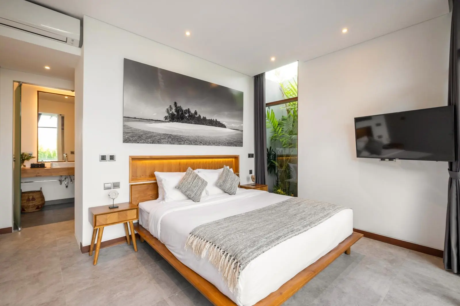 Ground-floor bedroom with ensuite bathroom River Paradise 4BR Pererenan Bali